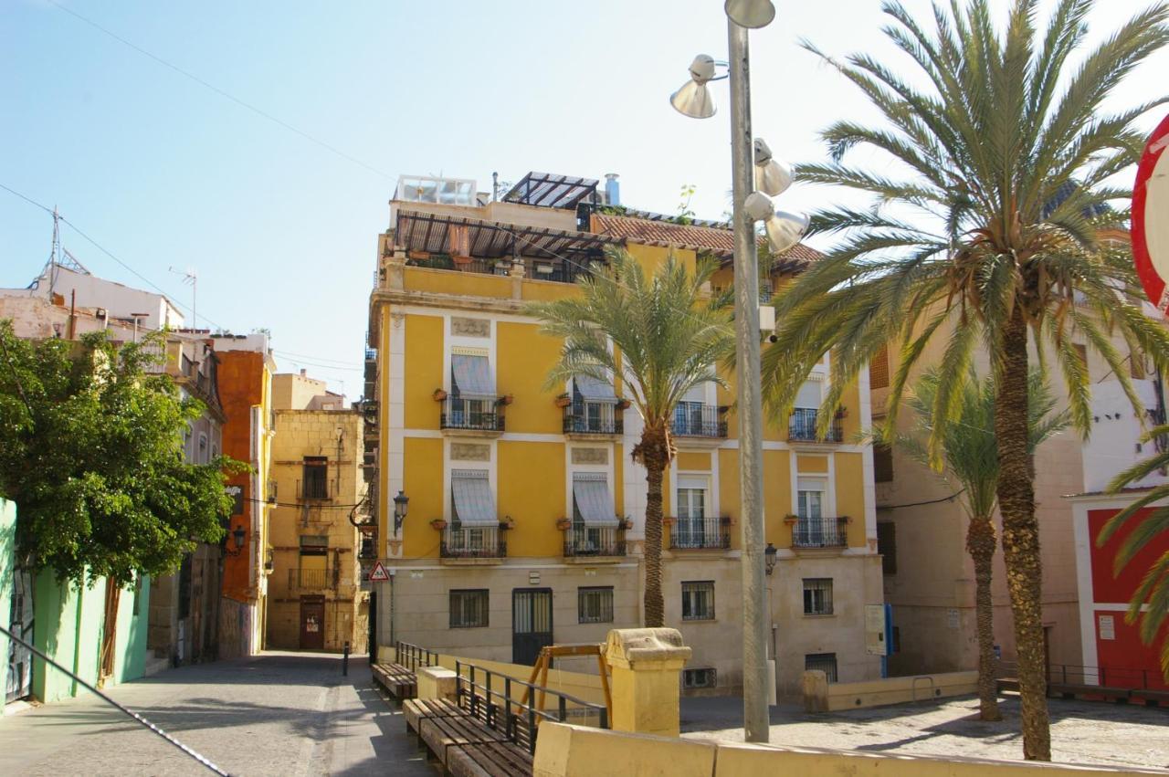 Edificio Amarillo En El Barrio Apartamento Alicante Exterior foto