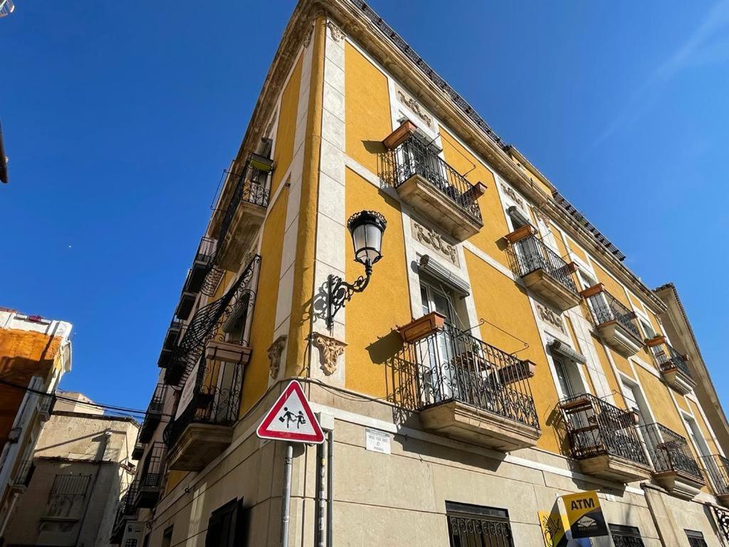 Edificio Amarillo En El Barrio Apartamento Alicante Exterior foto
