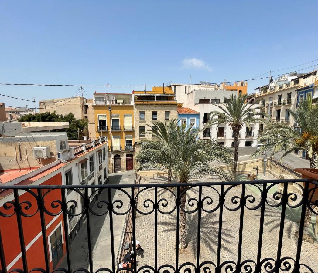 Edificio Amarillo En El Barrio Apartamento Alicante Exterior foto