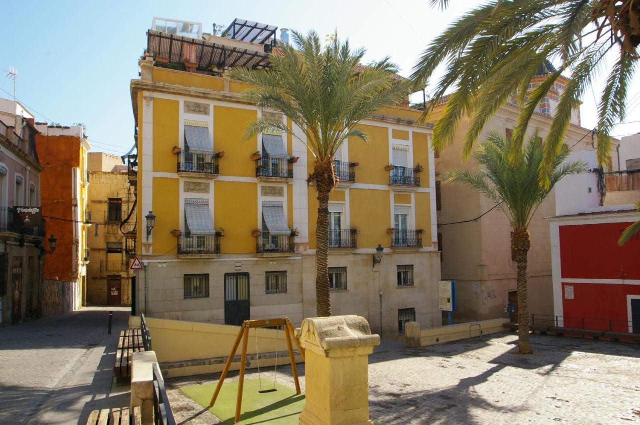 Edificio Amarillo En El Barrio Apartamento Alicante Exterior foto