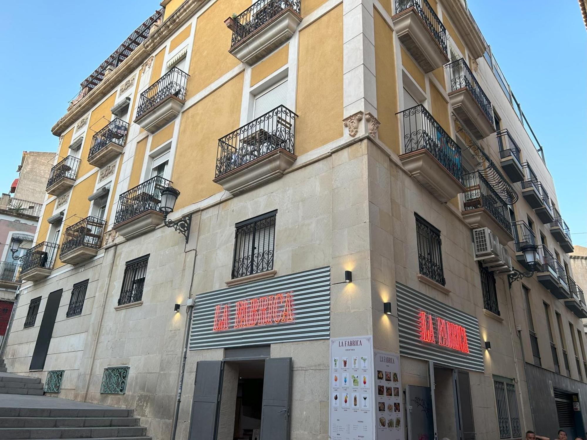 Edificio Amarillo En El Barrio Apartamento Alicante Exterior foto