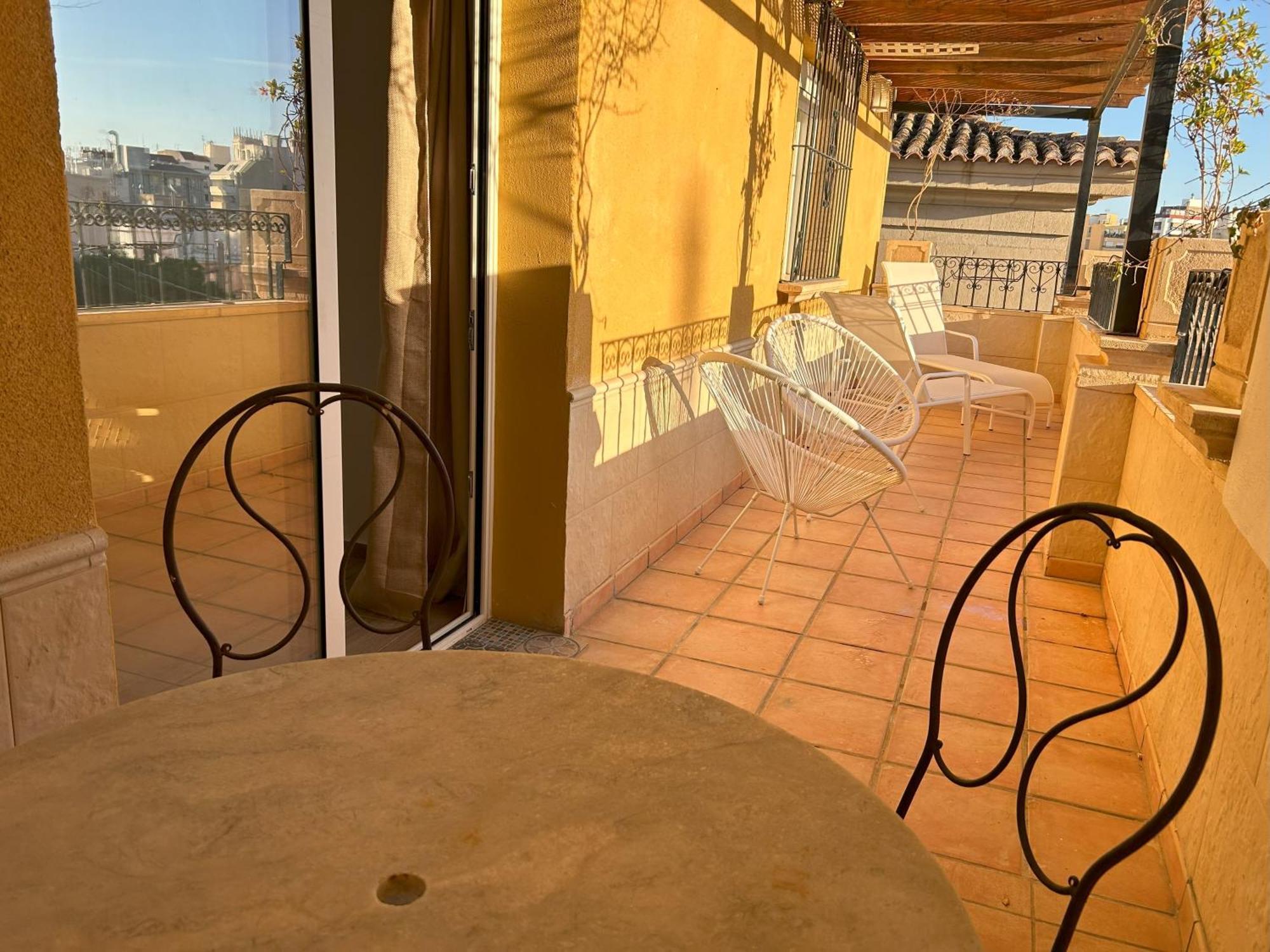 Edificio Amarillo En El Barrio Apartamento Alicante Exterior foto
