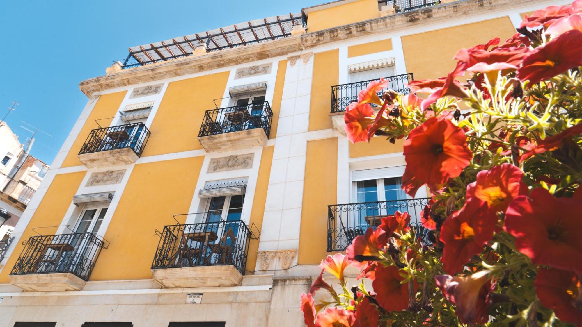 Edificio Amarillo En El Barrio Apartamento Alicante Exterior foto
